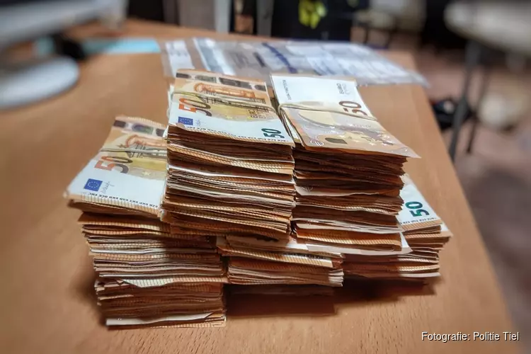 Bestuurder aangehouden met 50.000 euro aan contanten en lachgas
