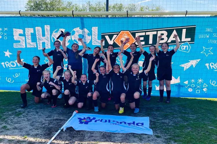 Meiden Rotondaschool Tiel winnaar District finale schoolvoetbal