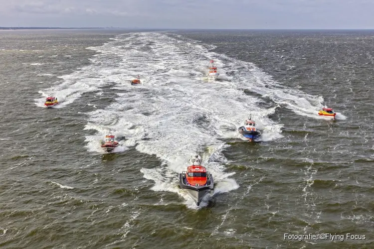 Ode aan 200 jaar KNRM: 30 reddingboten varen met meer dan 100 vrijwilligers van IJmuiden naar Het Scheepvaartmuseum in Amsterdam